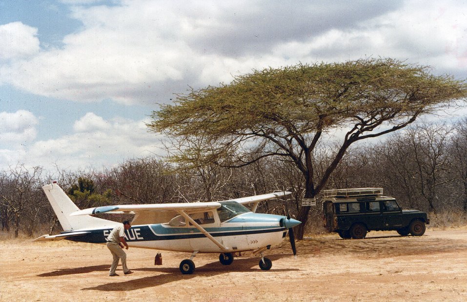 DrMeyahold_Plane_KoraAirstrip_620TU.jpg (178951 bytes)