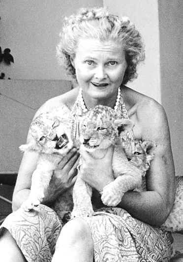 Joy_WithLionCubs_BW_charming.jpg (144136 bytes)